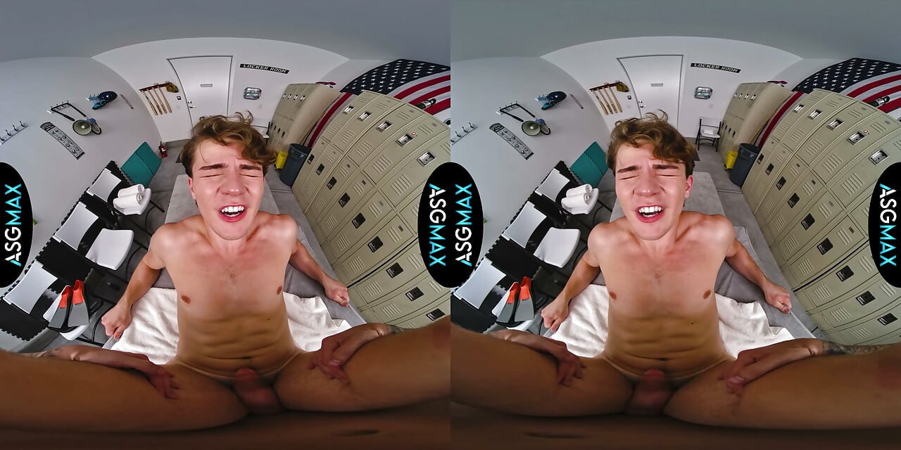 ASGMAX VR - Antrenorul JAYDEN MARCOS seduce și fute un jock de colegiu în vestiarul VR