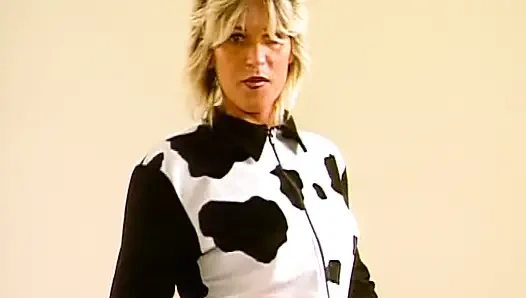 Крошка-блондинка показывает свое идеальное тело перед камерой в любительском видео