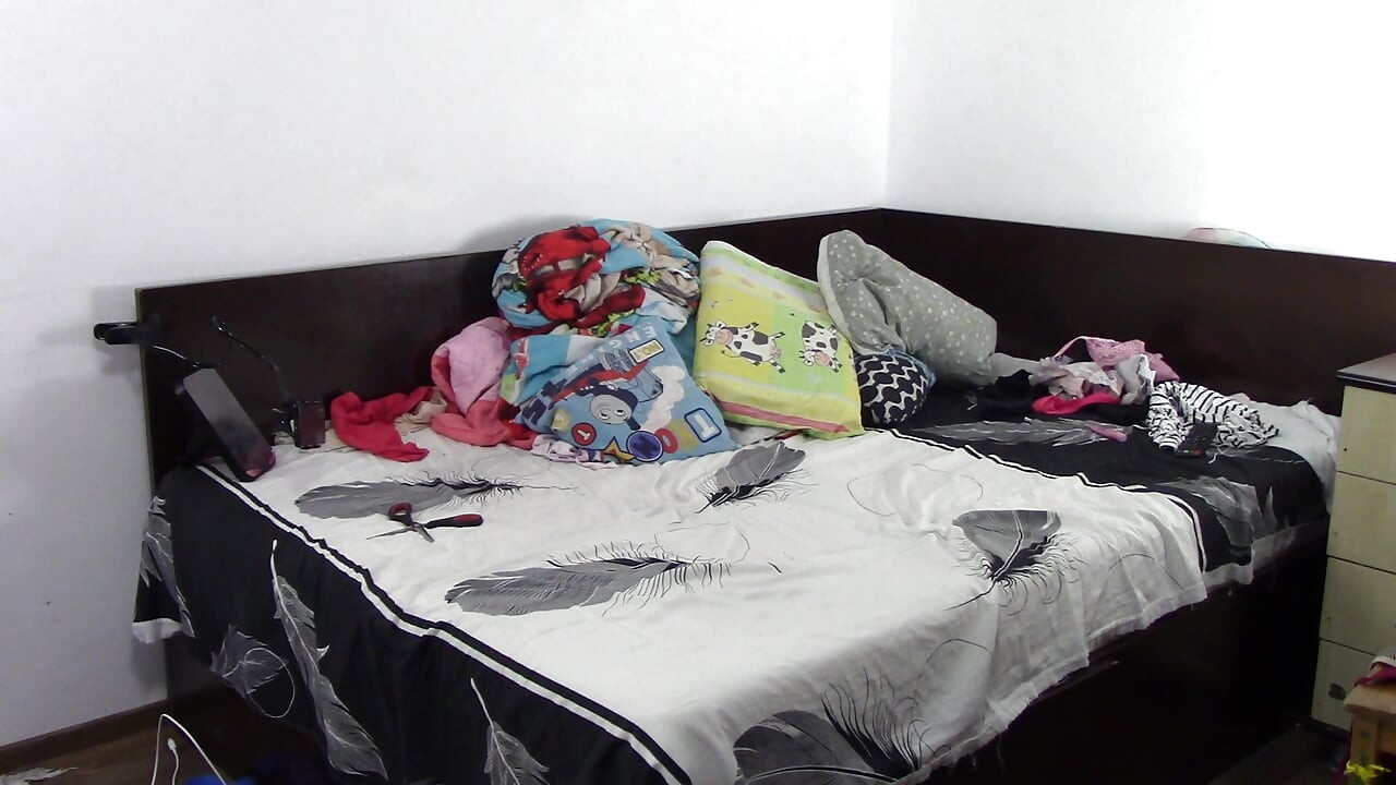 Morena sexy fazendo tarefas nuas pela casa