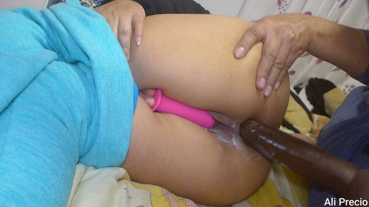 Đau hậu môn, bạn trai fucks của tôi đít với quái vật đen dildo và ghi lại nó trên video, tôi thích nó