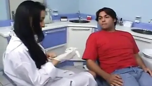 Стоматологическая медсестра трахает с выдающимися сиськами