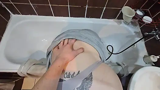 Возбужденный Муж Застукал Свою Жену, Моет Ее Волосы В Ванной И Трахнул Ее