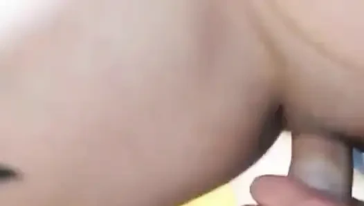 Emma'nın elle muamelesi ve amcığı inliyor, sonra kayganlaştırıcıyla amını parmaklıyor ve birlikte boşalıyor