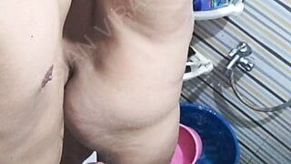 Adolescente malese scopata nel bagno pubblico