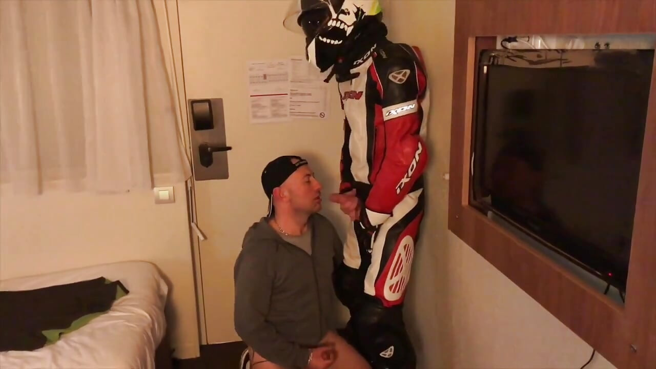 ホテルでフェチ衣装バイカーと屈辱