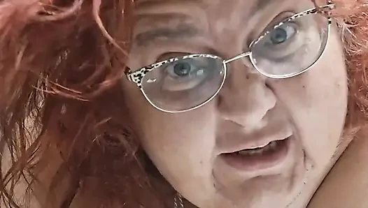 Büyük güzel hemşire Vicki duşumda çamur tedavisi yapıyor!
