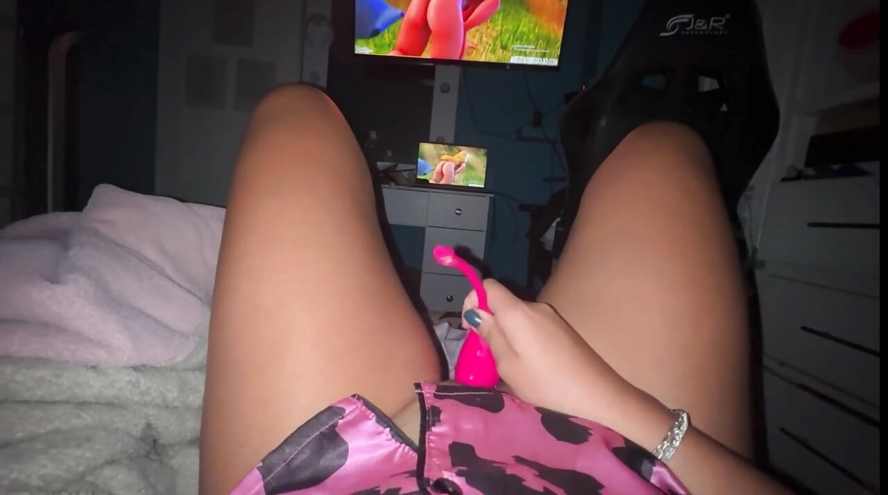 Watching hentai porn heats her up a lot, her pussy we want the one in the can