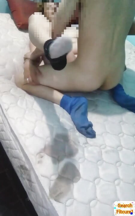 מיסיונרית על המזרן, בלי סדינים או ציפית, על הרצפה
