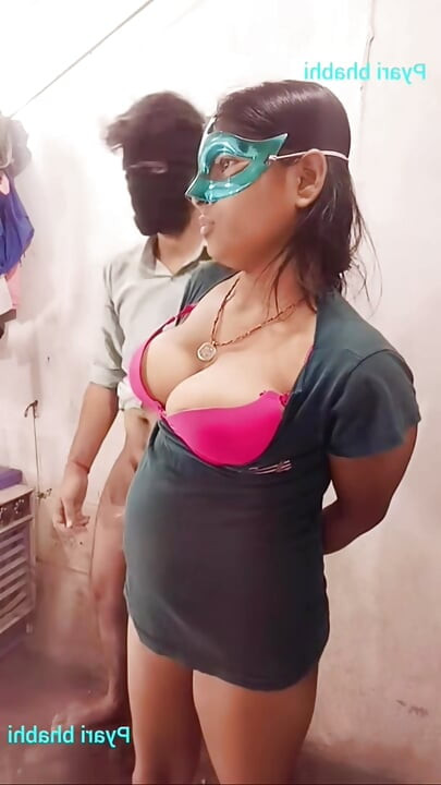 En la casa del novio de la novia y de pie en audio hindi