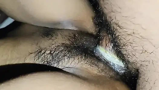 Masaj büyük amcığı parmaklıyor ve prezervatif giyerken siyah kıllı büyük zenci yarağıyla sikiliyor.