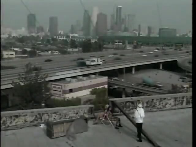 Μελαχρινή με πάτο μήλου καβαλάει σκληρό πούτσο και γλείφει ζουμερό μουνί