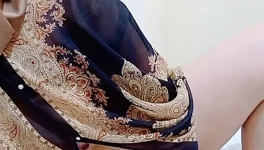 Gadis berhijab lagi asik nyepong kontol sambil mainin memeknya