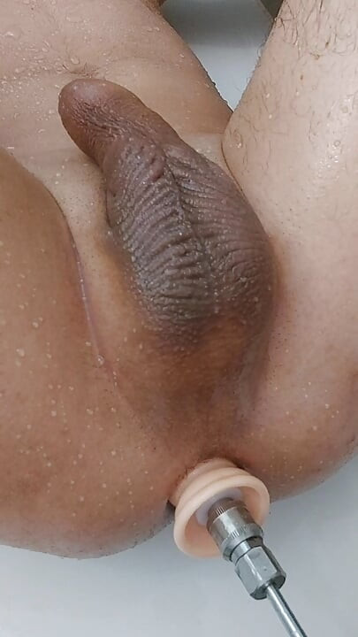 Je joue seul sous la douche anal gay fuckmachine  gros plan