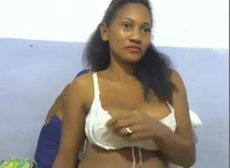 Webcambabe menunjukkan buah dadanya