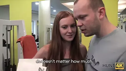 Man let stranger fuck his slutty girlfriend in gym