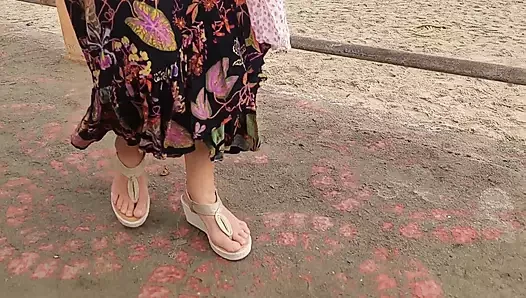Sarışın olgun amatör evli kadın yürüdükten sonra çıplak seksin tadını çıkarıyor