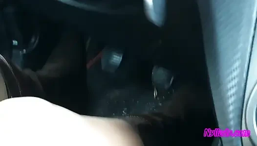 Nyllady fährt ihren roten punto in high heelsed stiefeln