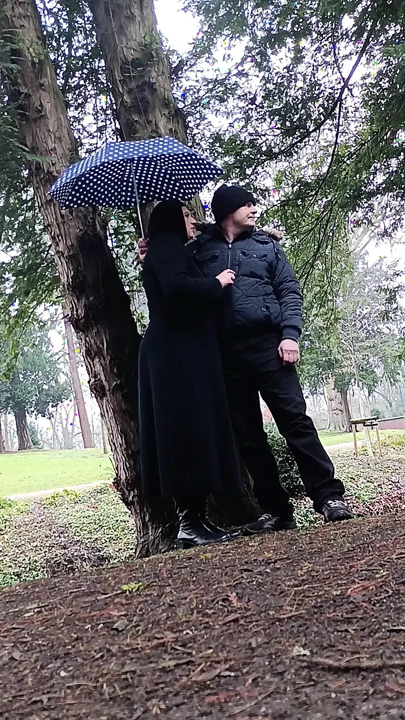 Người phụ nữ Hồi giáo chơi và thổi một con cu lớn bên ngoài trong công viên