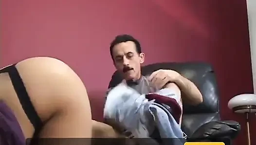 Шлюховатая сучка получает это из киски, пока играет с ее клитором