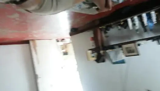 Stieftochter bettelt um schwiegervatermilch, ehemann arbeitet