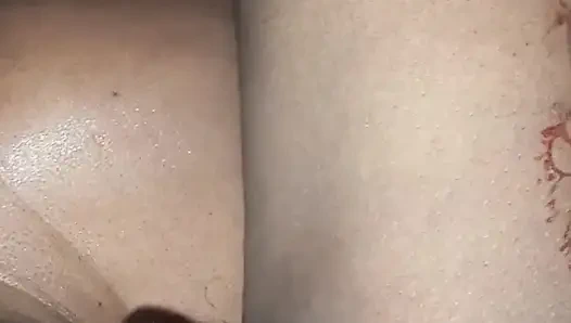 Erkek arkadaşımın penisini emdim ve o amımı yaladı.