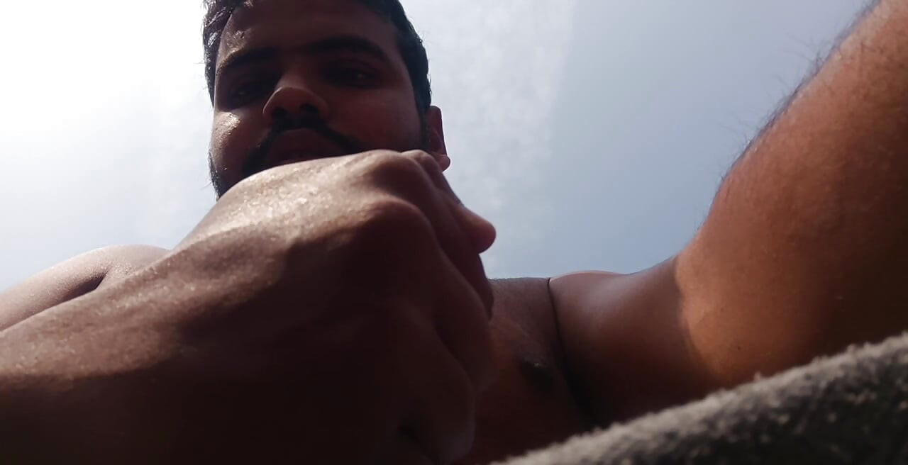 Assistindo a um vídeo quente com total diversão no terraço