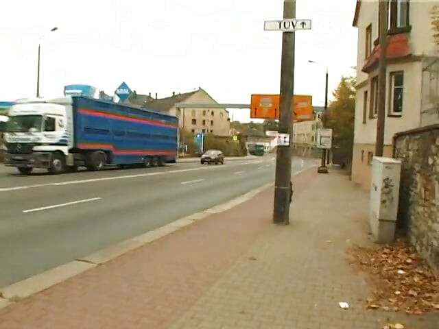 Симпатичная брюнетка трахает пальцами ее дырку любви