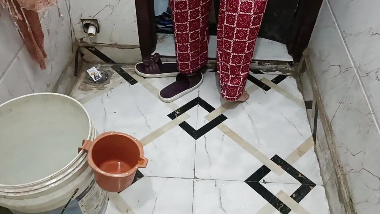 Ženin seks u kupaonici u Indiji