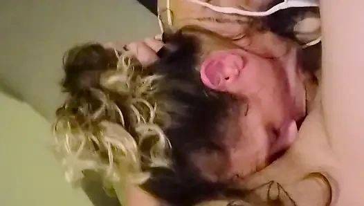 Снова на ее глотку