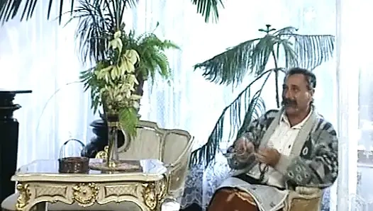 Güzel Alman bebek ateşli üçlü sekste sikiliyor