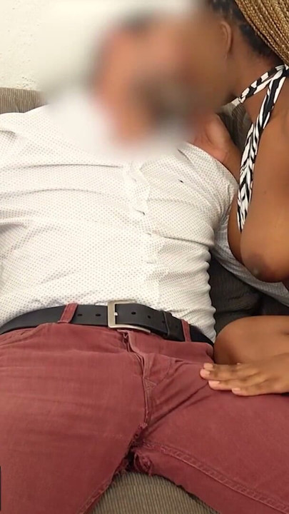 18-летнюю чернокожую брата с большими сиськами грубо трахнул в горло белый продюсер | Клип 1