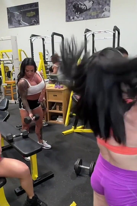 Mães musculosas fazem treino nu na academia