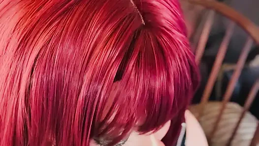 Красивая толстушка рыжая Tina Snua курит пробковую сигарету крупным планом в ПВХ - OMI Snap вдыхает OME дрейфующий дым