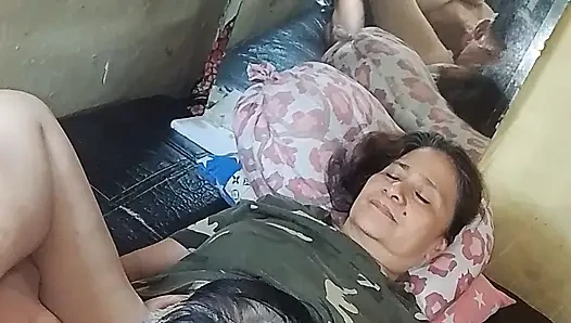 Onu tatmin etmek için yediğimde ıslak amına yaptıklarıma pişman olamaz