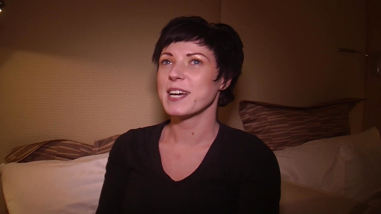 Bonita alemã gata esfrega sua buceta em close-up solo