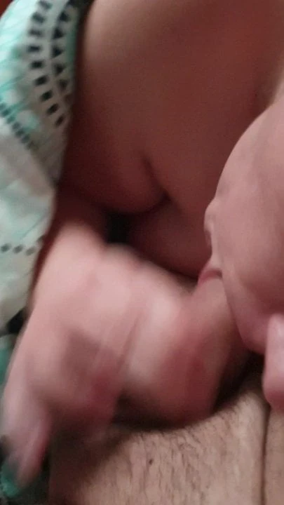Ma femme me mange la bite avec sont jus de bon matin