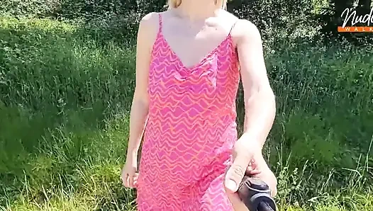 Seksi orta yaşlı seksi kadın şehrin dışında bir tarlada çıplak yürüyor. Büyük doğal göğüsler. Çıplaklık. Derleme 1