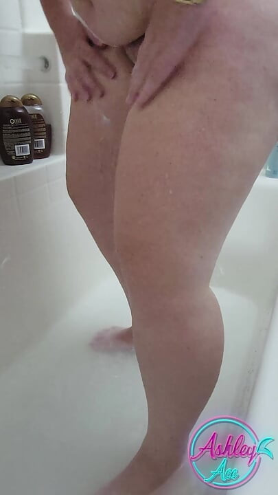 Ashley Ace Shaves Her Legs - No-shave November 2023