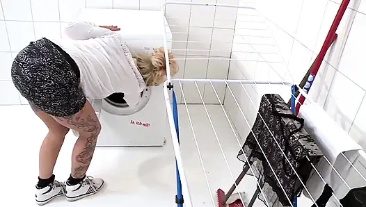 Dövmeli Kaslı Adam Itaatkar Sarışın Orta Yaşlı Seksi Kadını Sert Anal Ve Vajinal Dölleme Taşana Kadar Sikiyor!