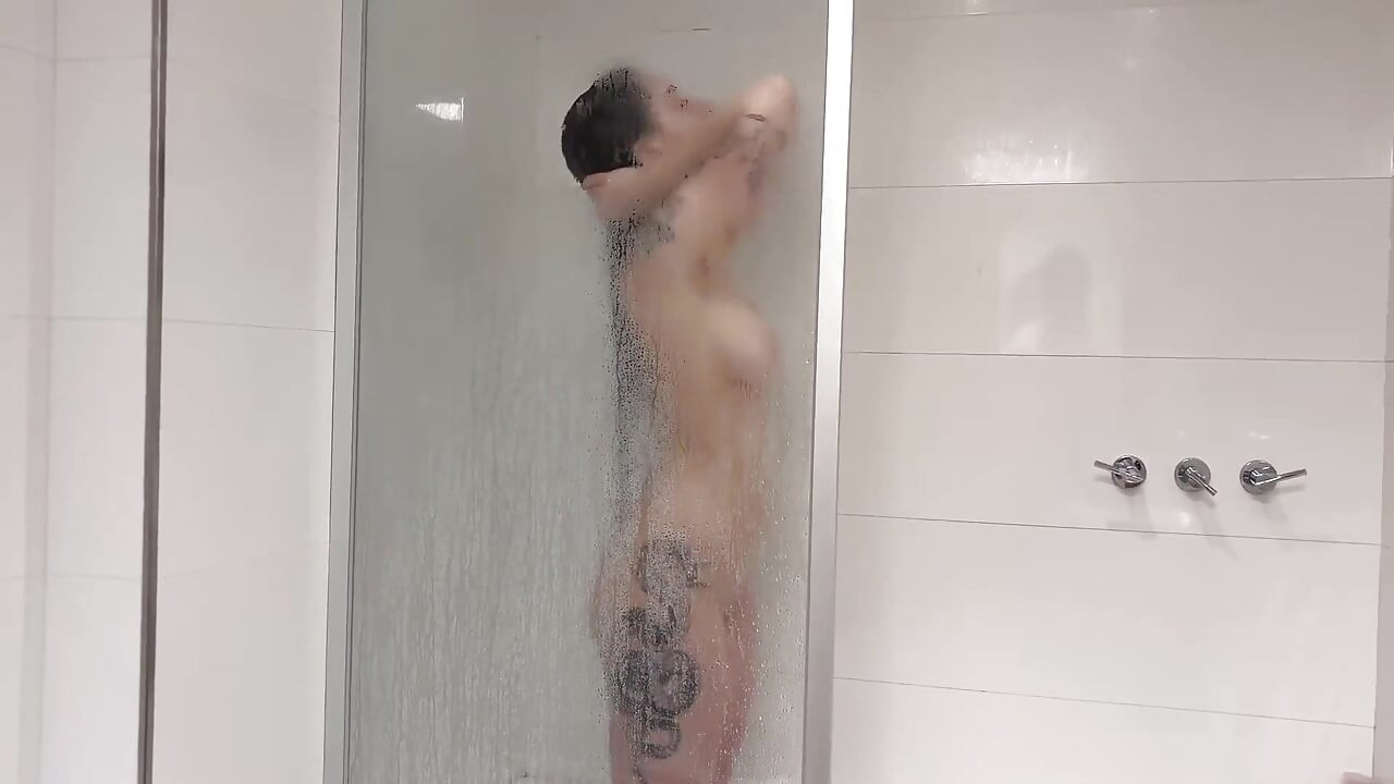 Îl Sug În Timp Ce Prietenul Meu Face Baie