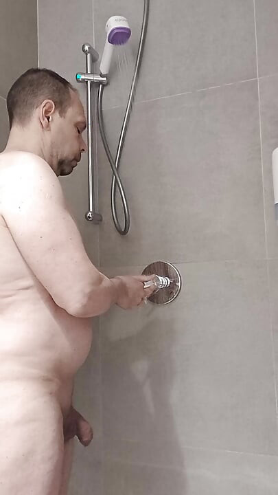 Golenie kutasa pod prysznicem
