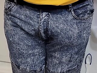 Riempio un preservativo di pipì e lo faccio scoppiare nei miei jeans