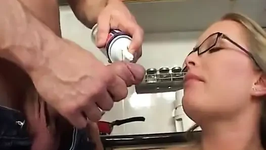 Büyük memeli büyük memeli Alman orta yaşlı seksi kadın yarakla oynamak zorunda