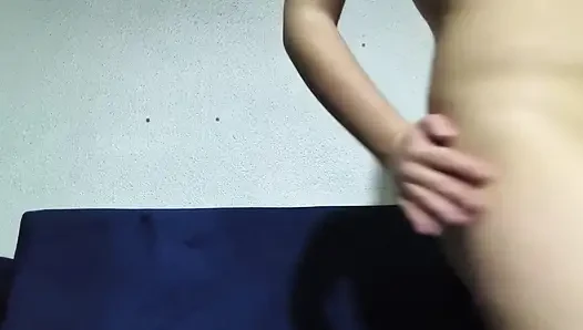 Ein 20-jähriges Mädchen masturbiert im Winter, um sich aufzuwärmen.