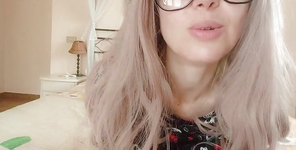 Силен вулгарен акцент! Красива италианска курва обижда М. Между оригване и пръдни