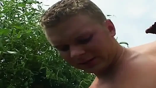 Ältere reife szene-1 reife blondine fickt ihren jüngeren nachbarn im garten