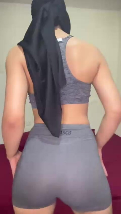 Horny solo hijab freak claps her dirty arab ass, slutty booty action, filthy muslim tease