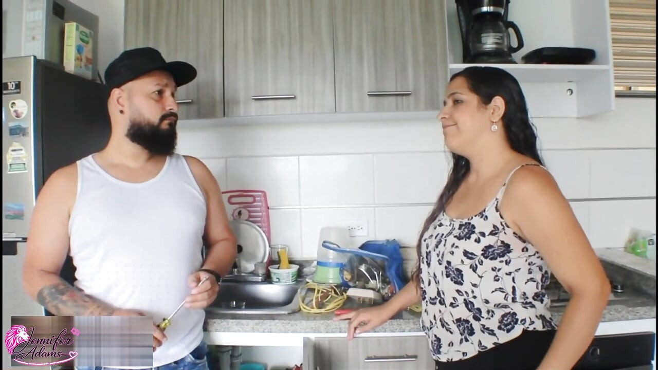 My boyfriend is unfaithful so I take advantage of the plumber's service to fuck him and do the same to him - Porno En Español