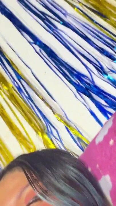 Νεαρή Μεξικανή χρησιμοποιεί παιχνίδια πολύ πλούσια | Κλιπ 1