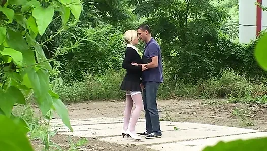 Зрелую брюнетку жестко трахнули в лесу и в машине